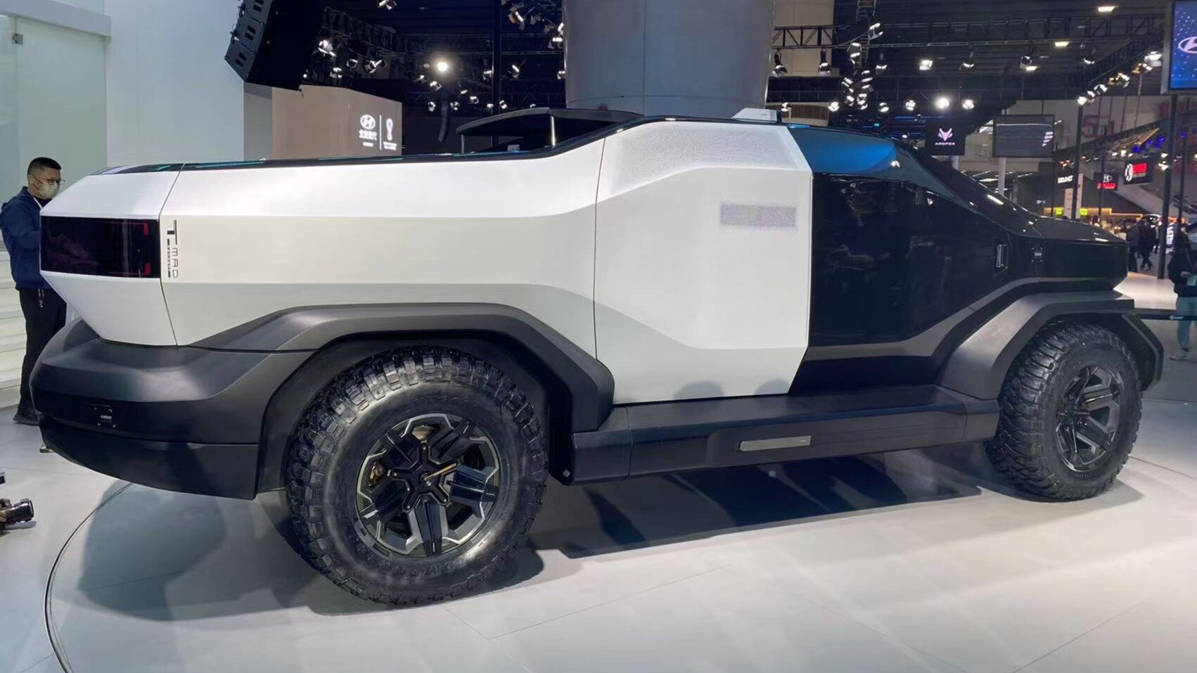 Китайская марка Aiat показала футуристичный пикап размером с Toyota Tundra