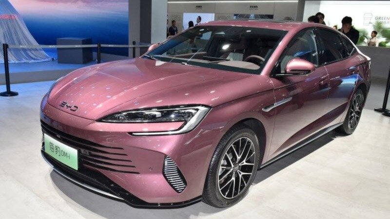 Объявлены цены 5-метрового гибридного седана BYD Seal DM-i с батареей на 200 километров