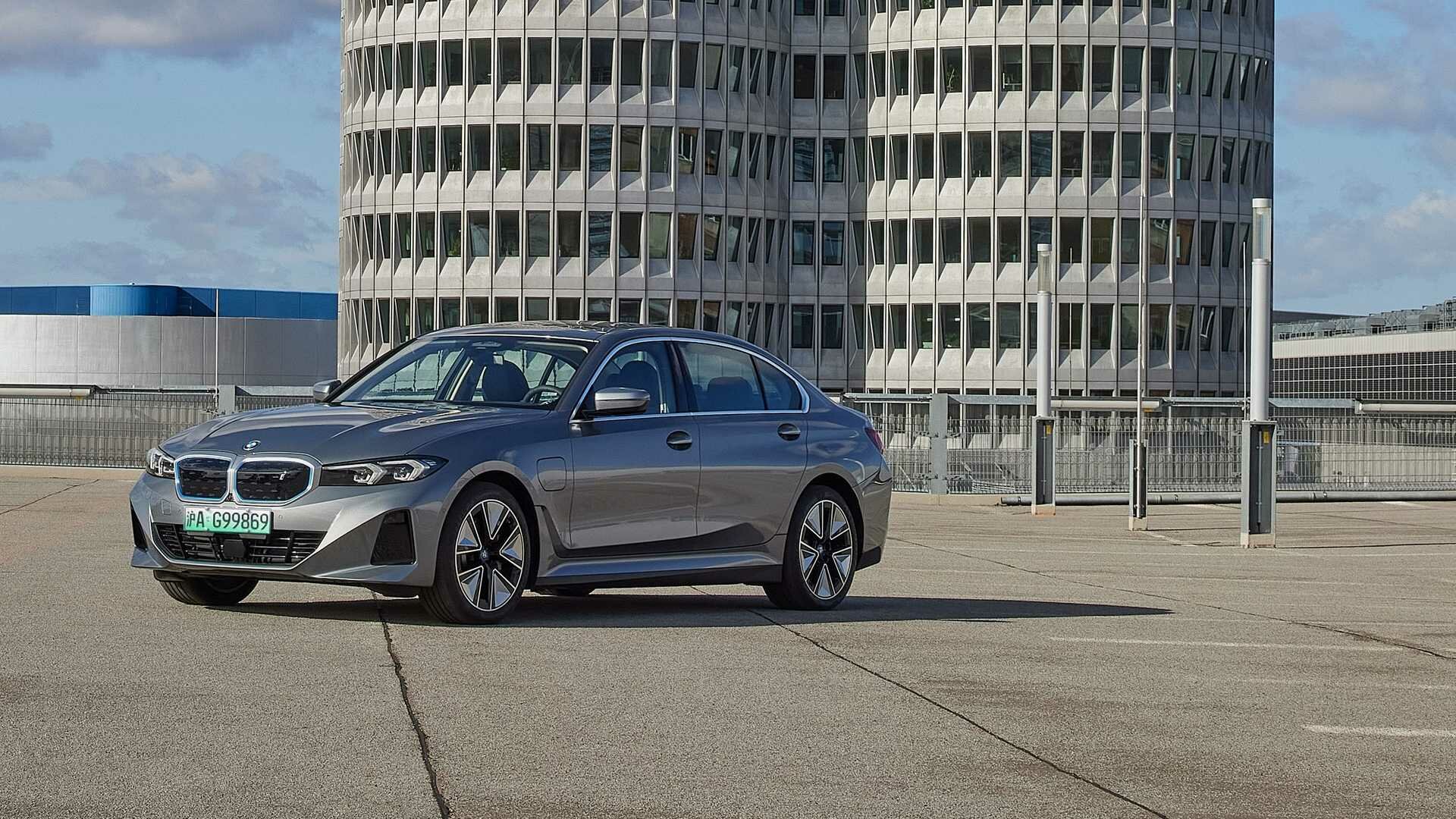 Представлен электроседан BMW i3: длинная колёсная база, один мотор, 6,2 секунды до сотни