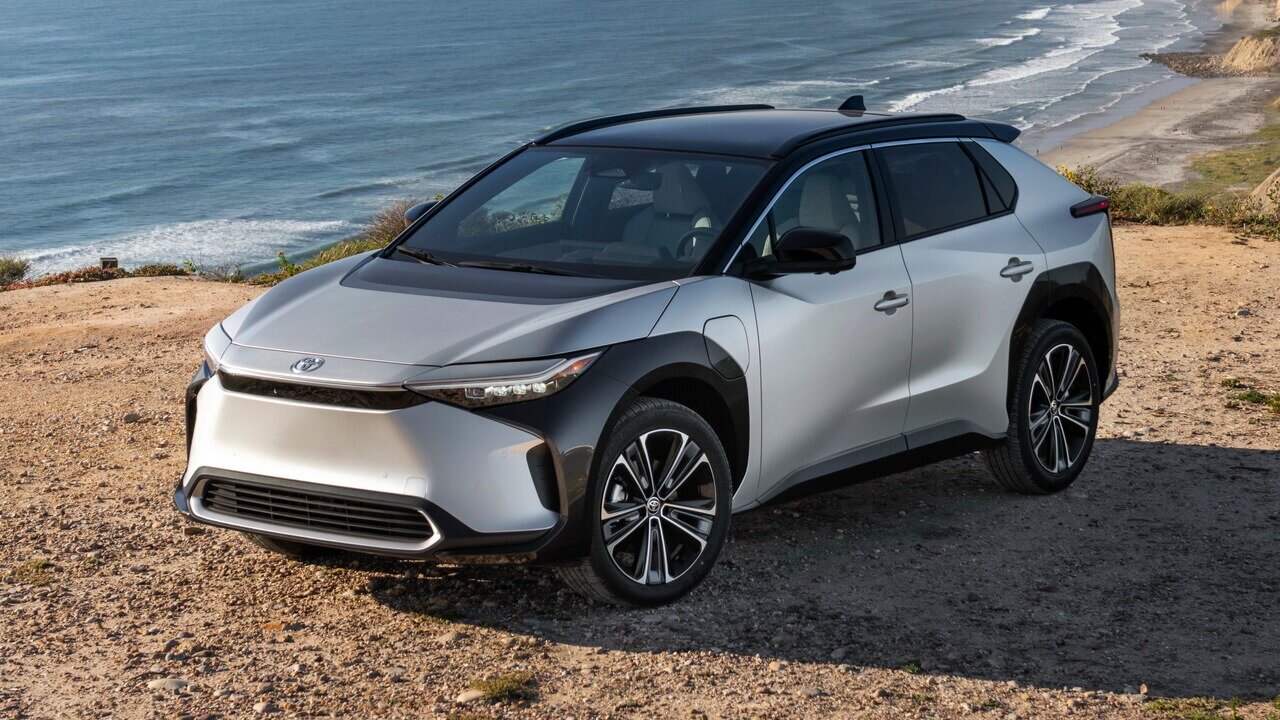 Toyota предложила выкупить у владельцев отозванные электрокроссоверы bZ4X