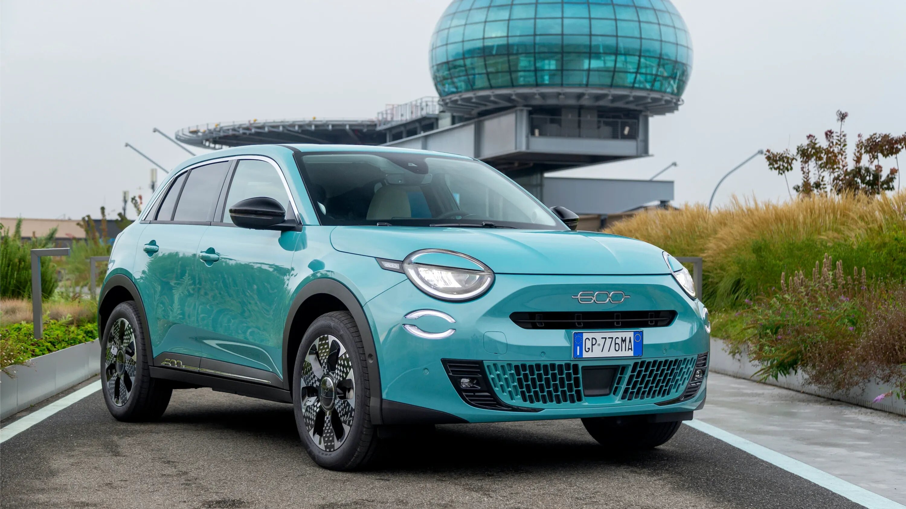 Компактный кроссовер Fiat 600 превратился из электрокара в гибрид