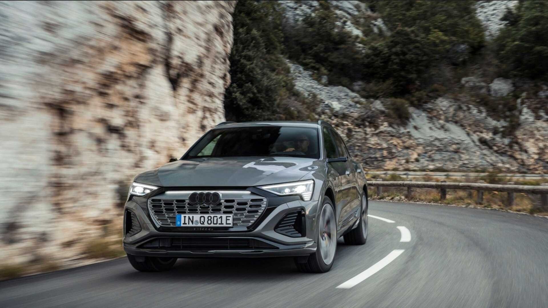 Audi обновила электрокроссоверы e-tron и e-tron Sportback. Теперь они дальнобойнее, чем были
