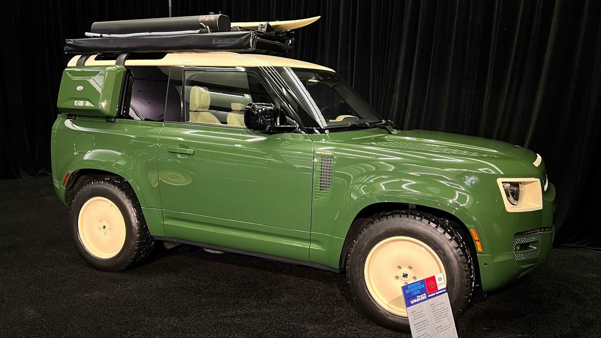 Новый Land Rover Defender стилизовали под классические модели