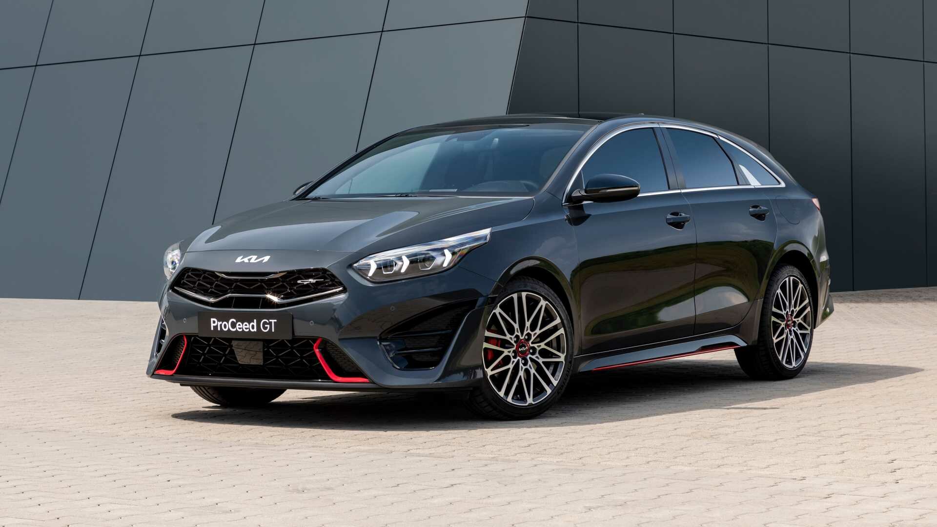 Новая внешность и прежние моторы: Kia обновила сразу три версии Ceed