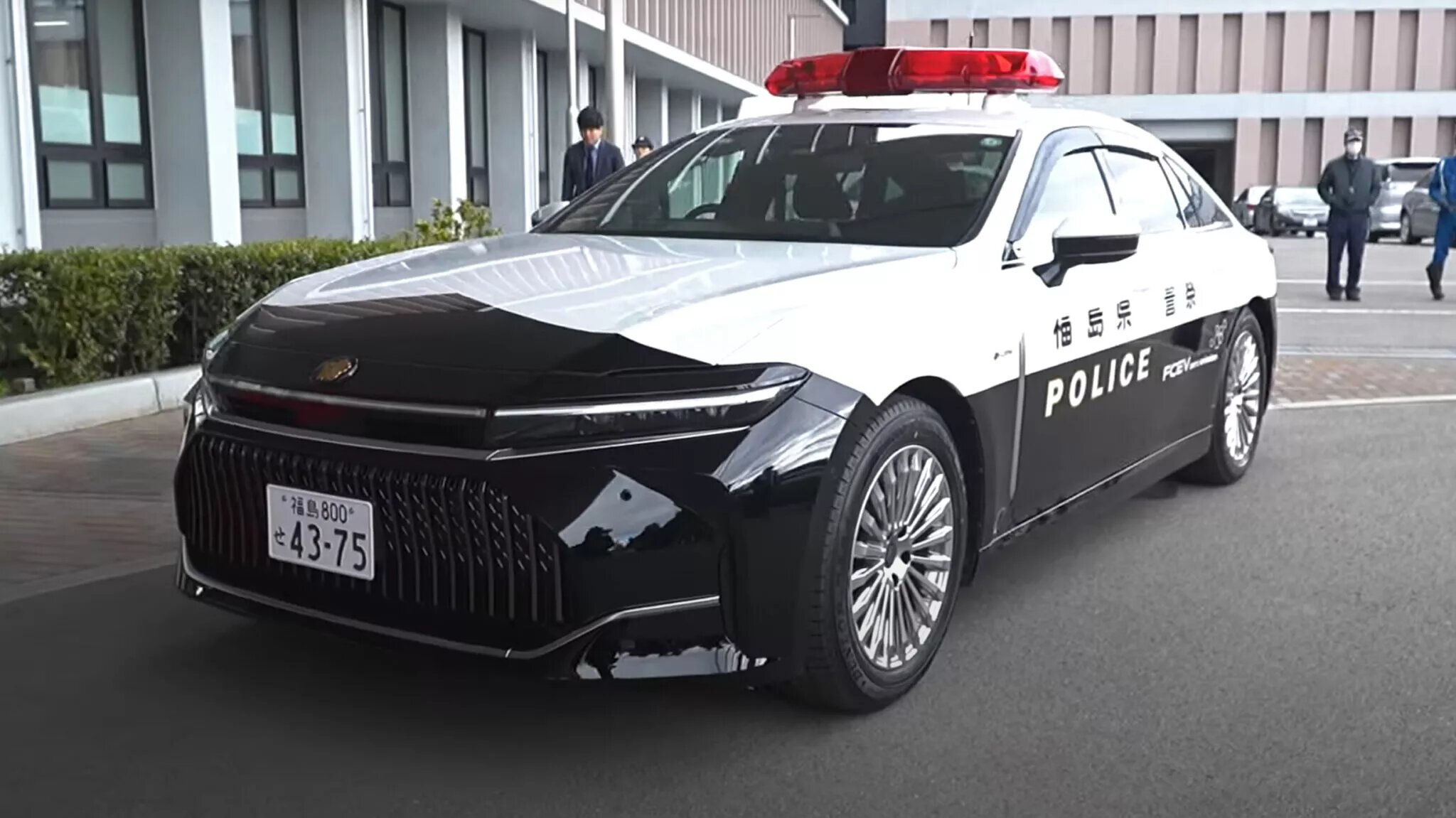 Водородный седан Toyota Crown отправился на службу в такси и полицию
