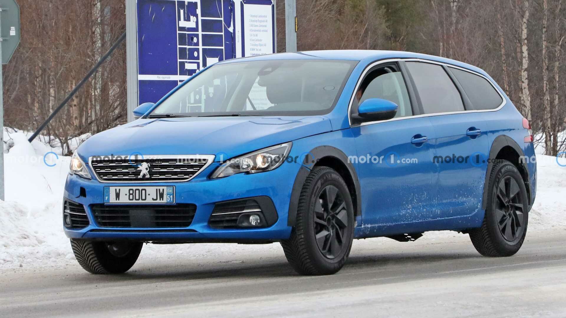 Peugeot тестирует новый кроссовер в кузове старого универсала