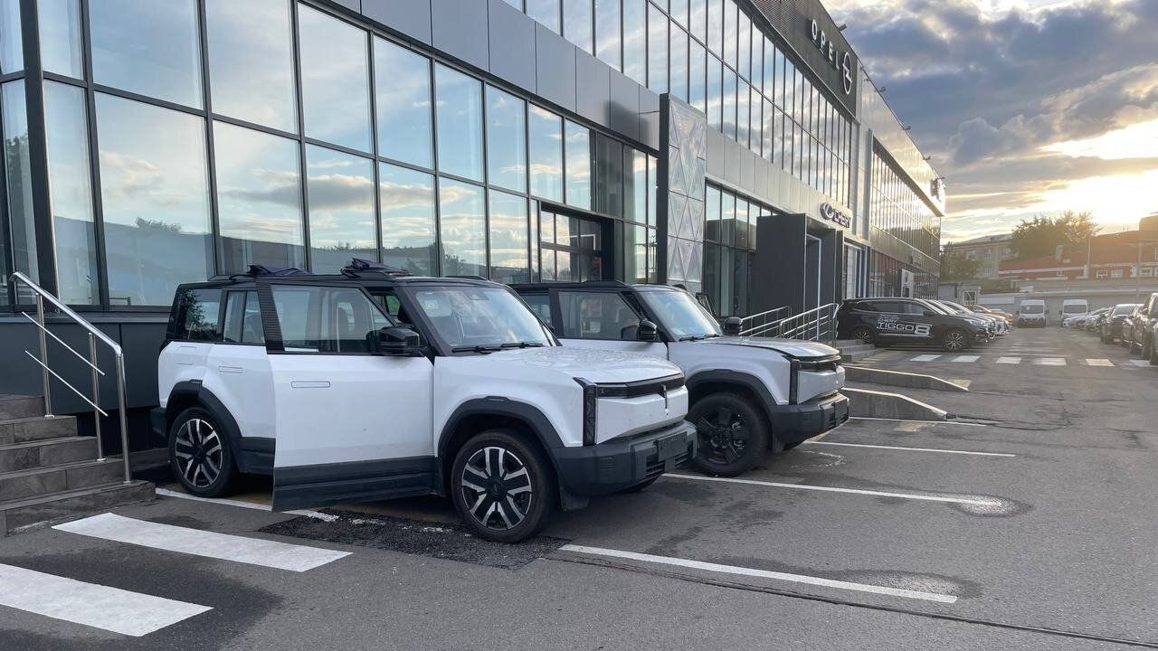 На парковке у российского дилера Chery заметили электрокроссоверы iCar 03