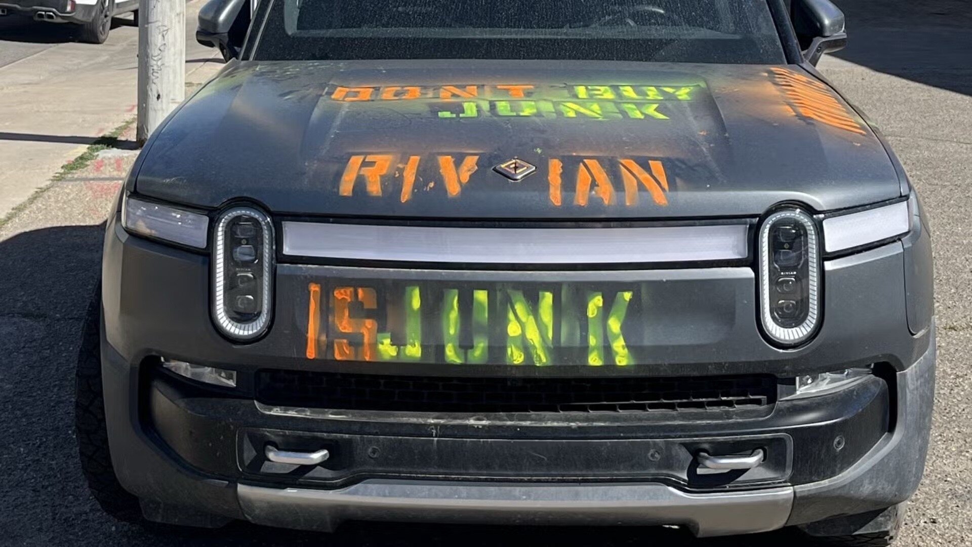 Недовольный владелец Rivian написал на машине «хлам» и выставил её у дилера