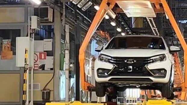 Сборка новой Lada Vesta ведётся впятеро медленнее, чем позволяет завод