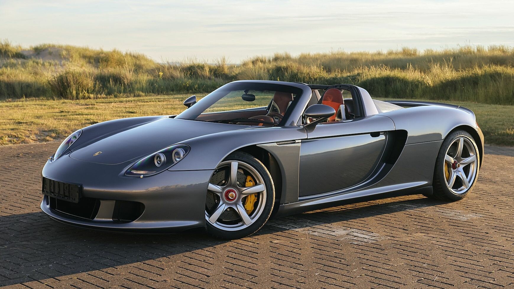 С молотка ушёл очень редкий Porsche Carrera GT — на нём ездил экс-чемпион Формулы-1