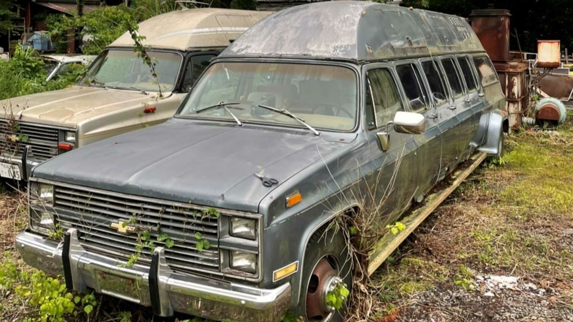 В Японии ржавеют два редких лимузина-внедорожника Chevrolet Suburban — их хотят продать
