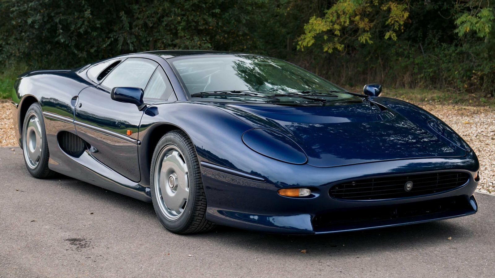 Культовый суперкар Jaguar XJ220 с небольшим пробегом ищет нового владельца