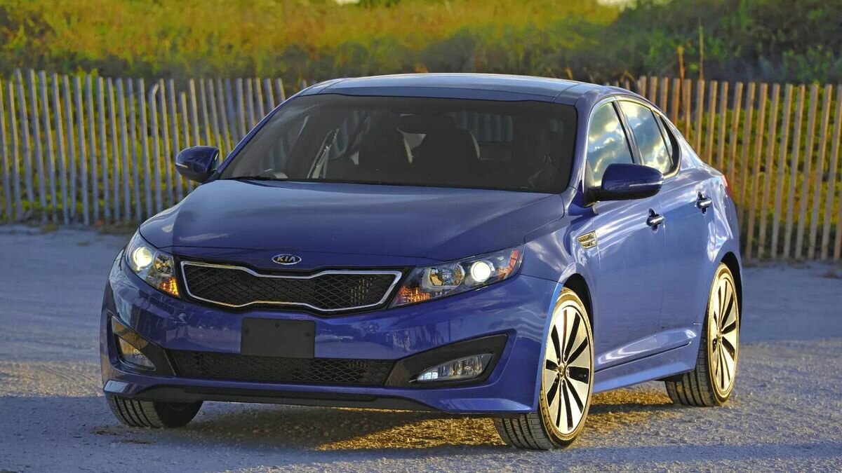 Kia отзывает более 257 тысяч седанов Optima из-за обшивки потолка