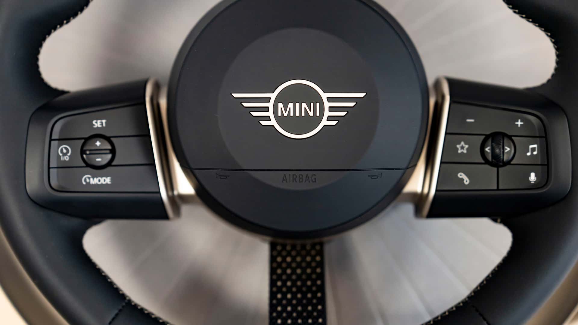 Марка MINI показала руль, сиденья и колёсные диски для новых Countryman и Cooper