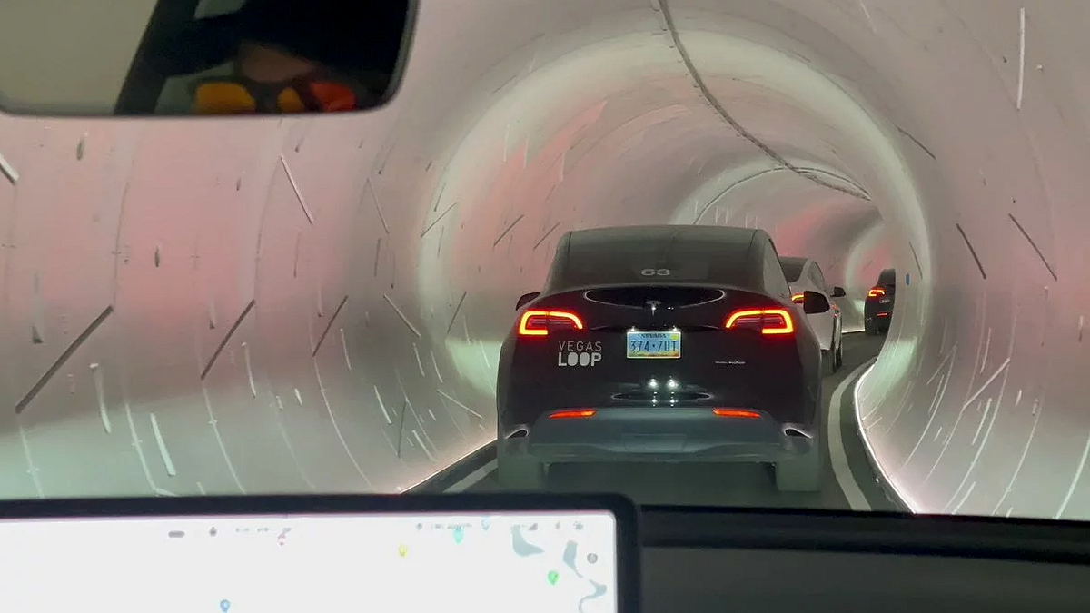 Электромобили Tesla устроили затор там, где должны были его предотвратить