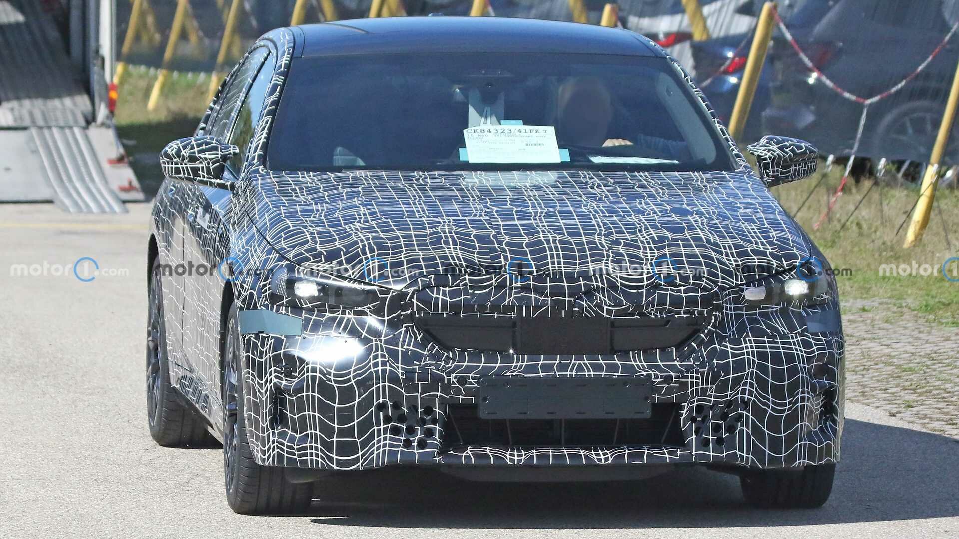 Появились шпионские фото электрической версии BMW M5