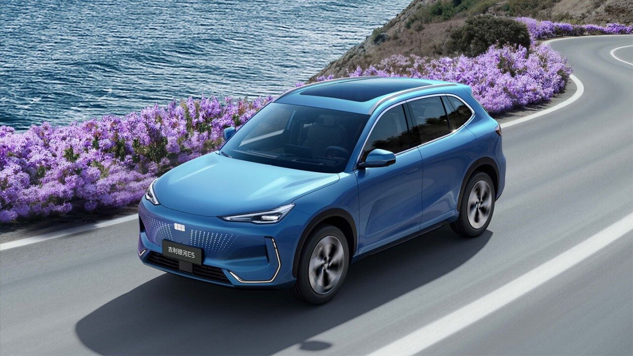 Geely увеличила запас хода продающемуся в России электрокроссоверу EX5 