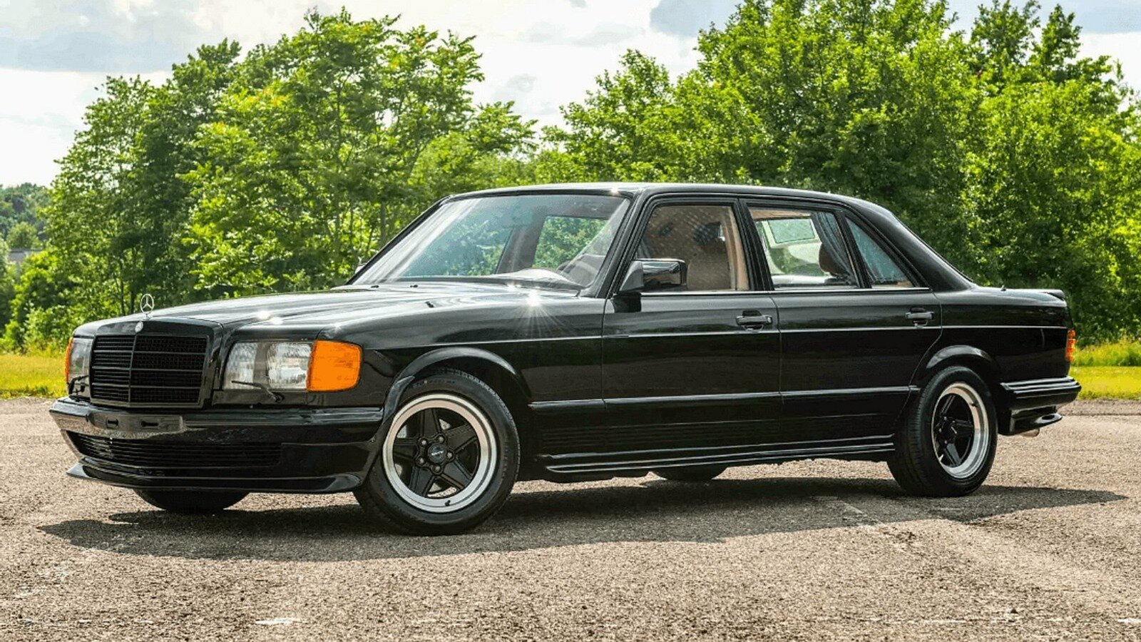 За 40-летний Mercedes-Benz 500 SEL от AMG рассчитывают выручить 150 тысяч долларов