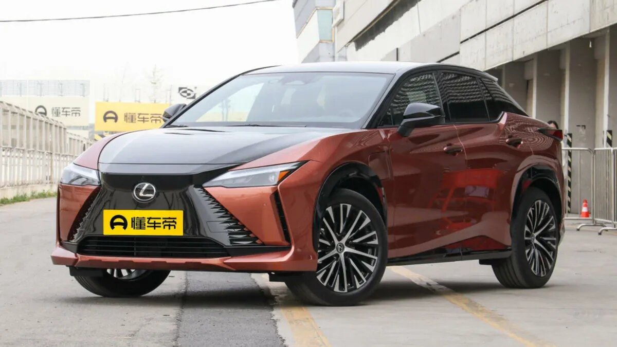 Электрокроссовер Lexus RZ со «штурвалом» стал доступен в России