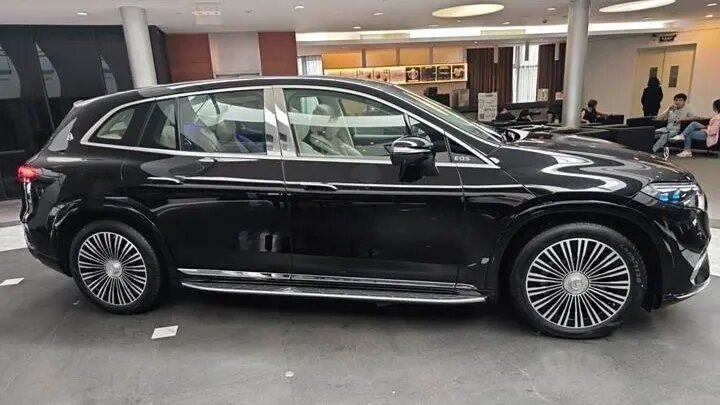 Первый электрокроссовер от Mercedes-Maybach начали продавать в России