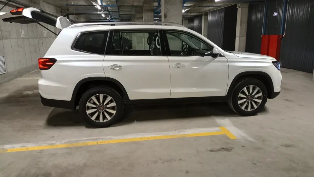 Рамный внедорожник Roewe RX8 дешевле 3 миллионов рублей появился в России