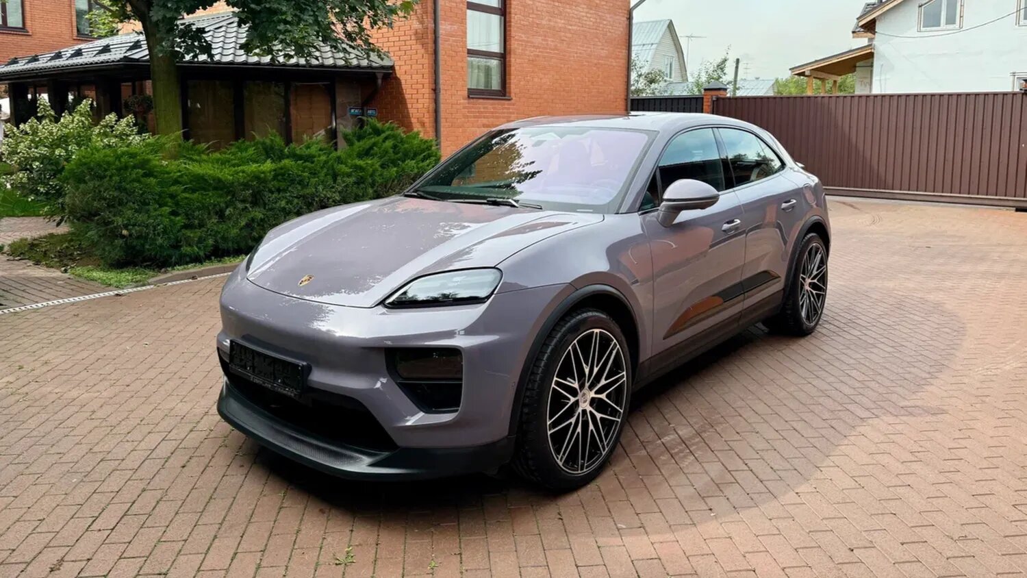 В Россию завезли электрические Porsche Macan: известны цены