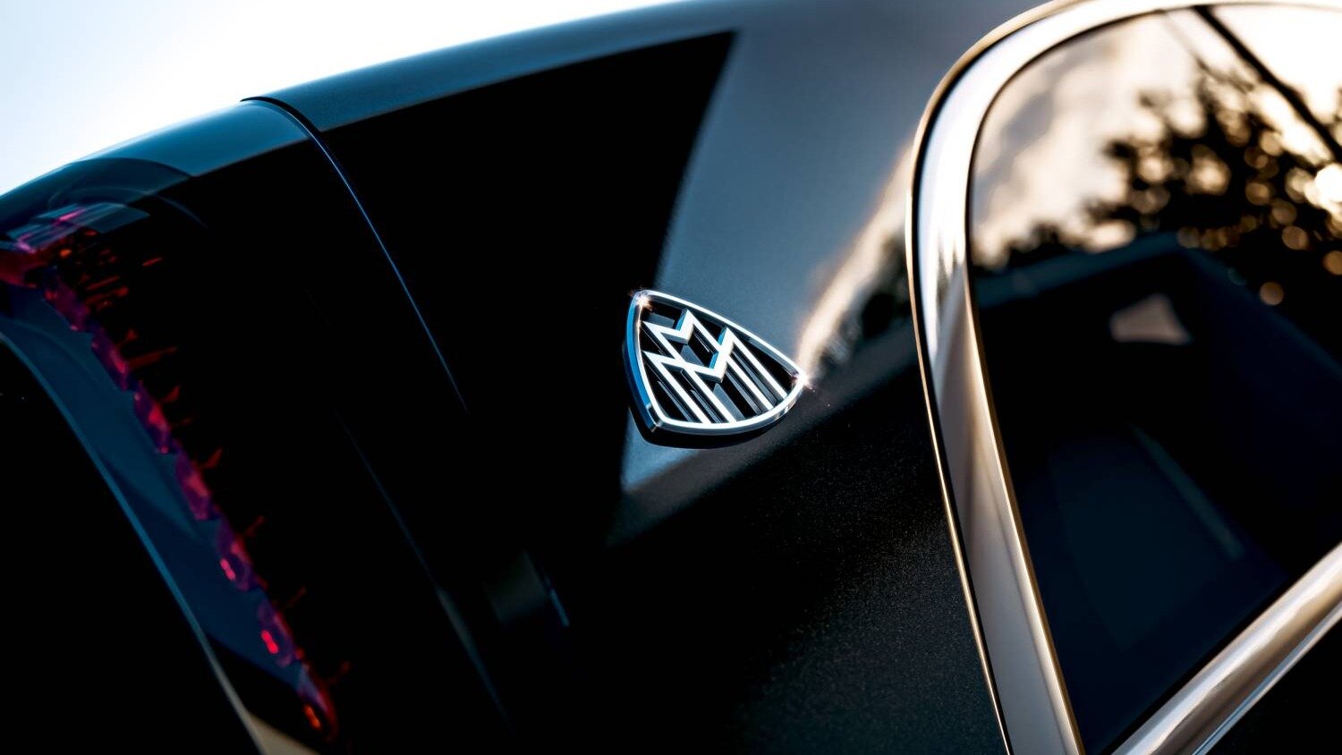 Первый в истории минивэн Mercedes-Maybach показали на тизере