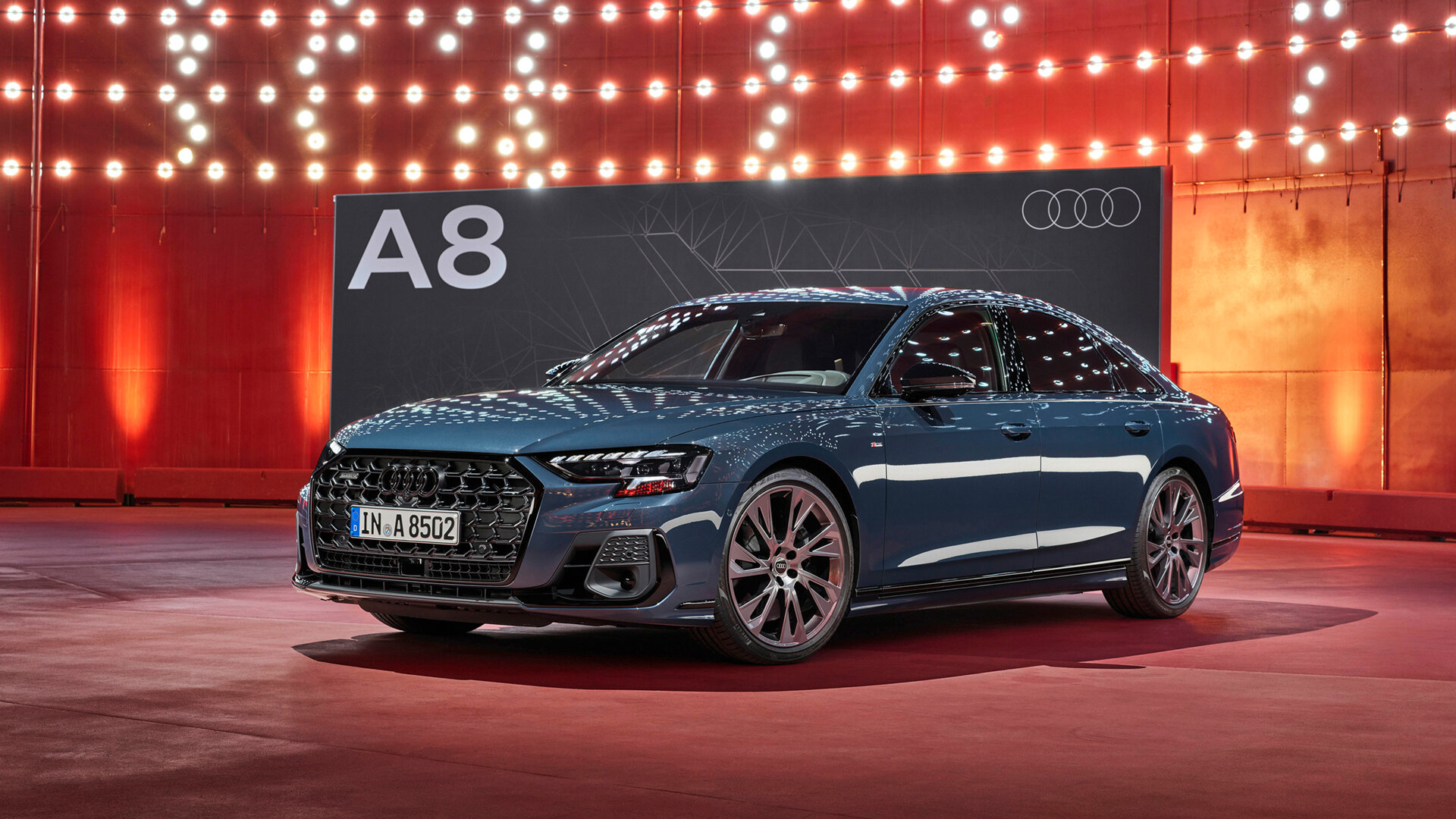 Представлен рестайлинговый Audi A8: более мощный гибрид и фары с 1,3 миллиона микрозеркал