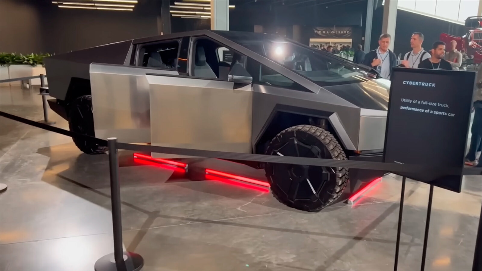 На Дне инвестора Tesla показали предсерийный Cybertruck с новым квадратным рулём