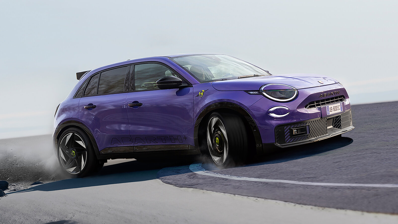240-сильный электрокроссовер Abarth 600e впервые показали без камуфляжа