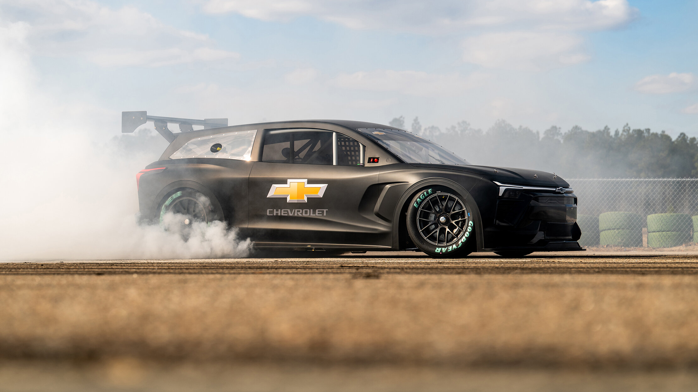 Chevrolet показала 1300-сильный электрокар для NASCAR