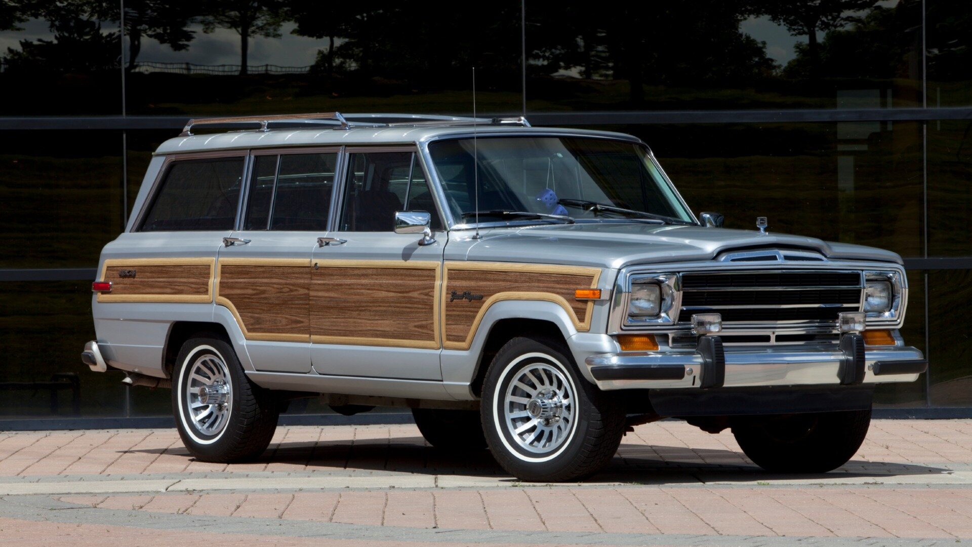 Классический Jeep Grand Wagoneer превратят в электрический рестомод за 290 000 долларов