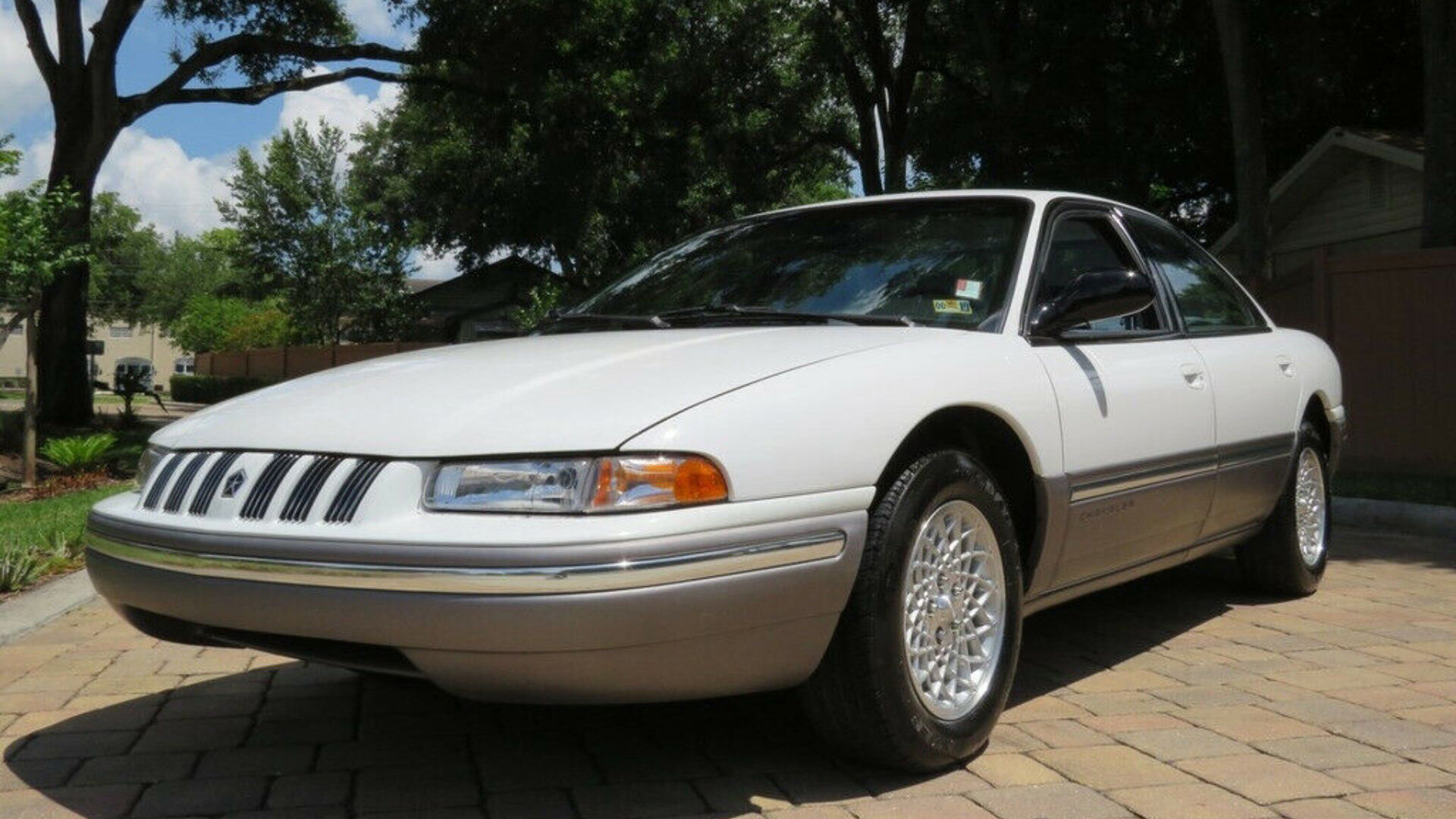На продажу выставили седан Chrysler Concorde, который почти 30 лет хранили в помещении с микроклиматом