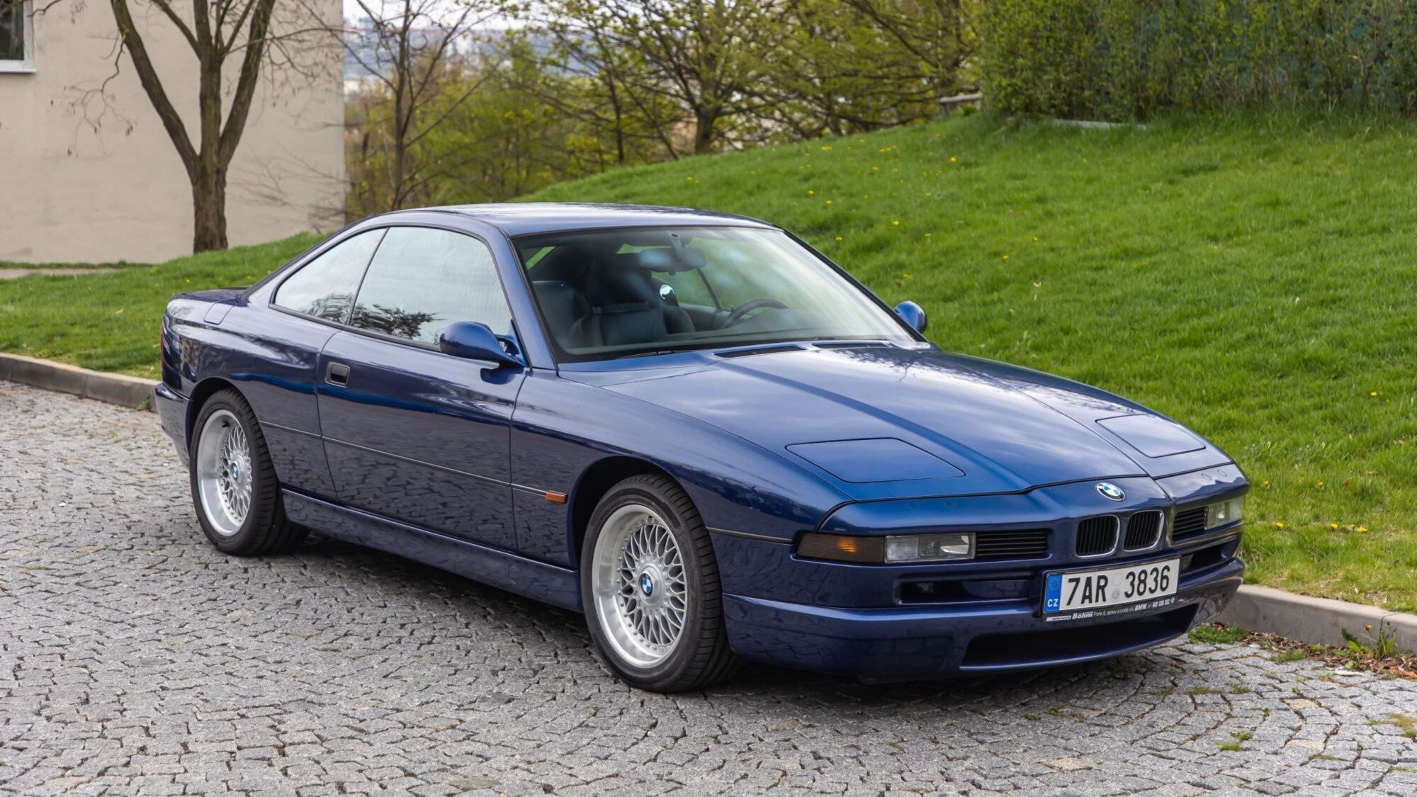 За редкое купе BMW 850 Ci на торгах дают вдвое меньше цены новой «тройки»
