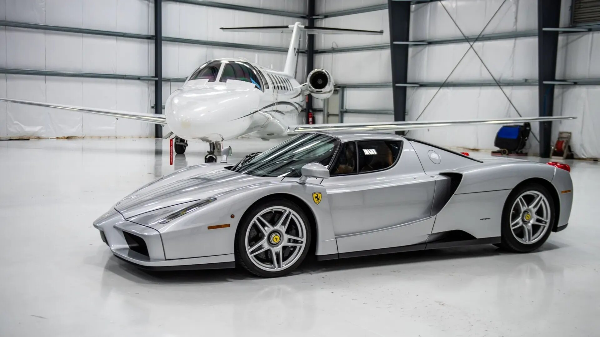 На продажу выставили Ferrari Enzo 2003 года с салоном в заводской плёнке