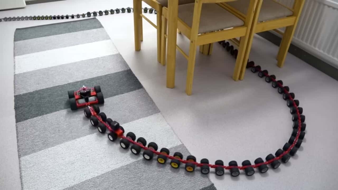 Из Lego сделали змейку на 200 колёсах на радиоуправлении