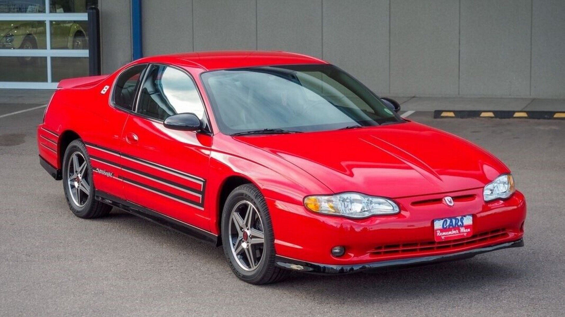 Редкий спорткар Chevrolet Monte Carlo, посвящённый чемпиону NASCAR, продают. Он почти новый