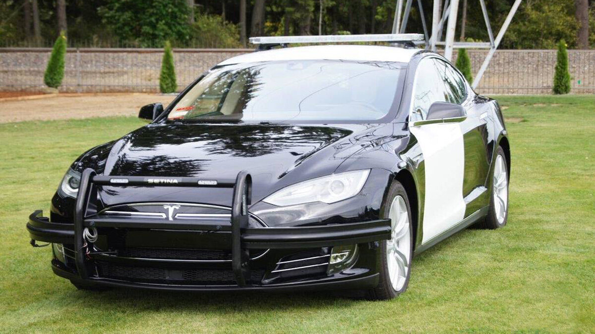 Tesla заступила на службу в полицию Калифорнии – с кенгурятником и мигалками