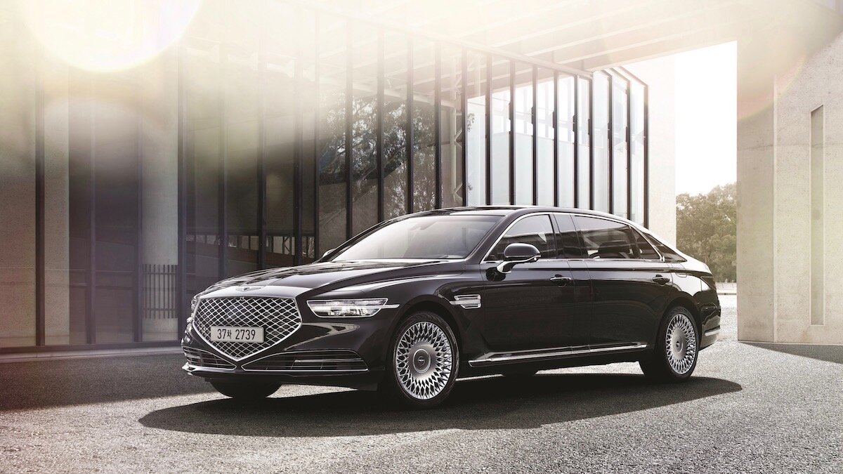 В обновлённом лимузине Genesis G90 L стало больше хрома и кожи