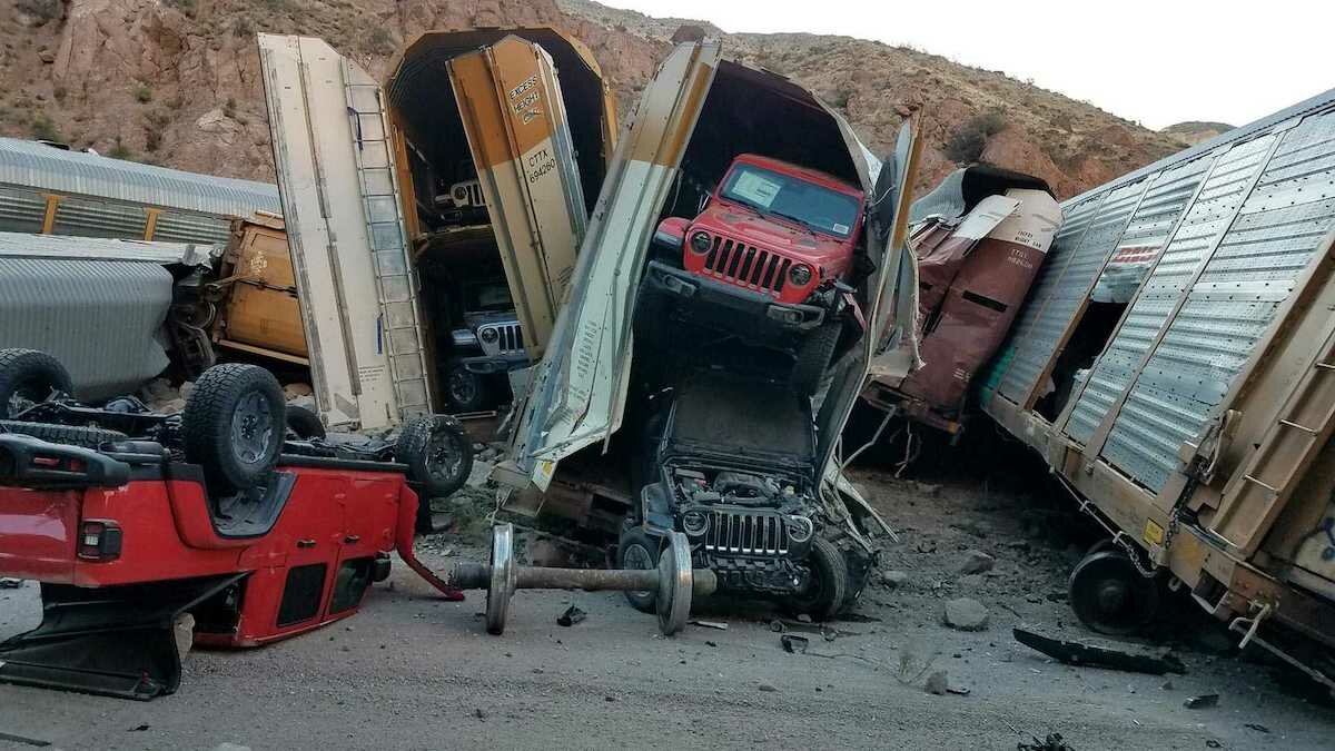 В США поезд сошёл с рельсов, уничтожив 33 новеньких автомобиля