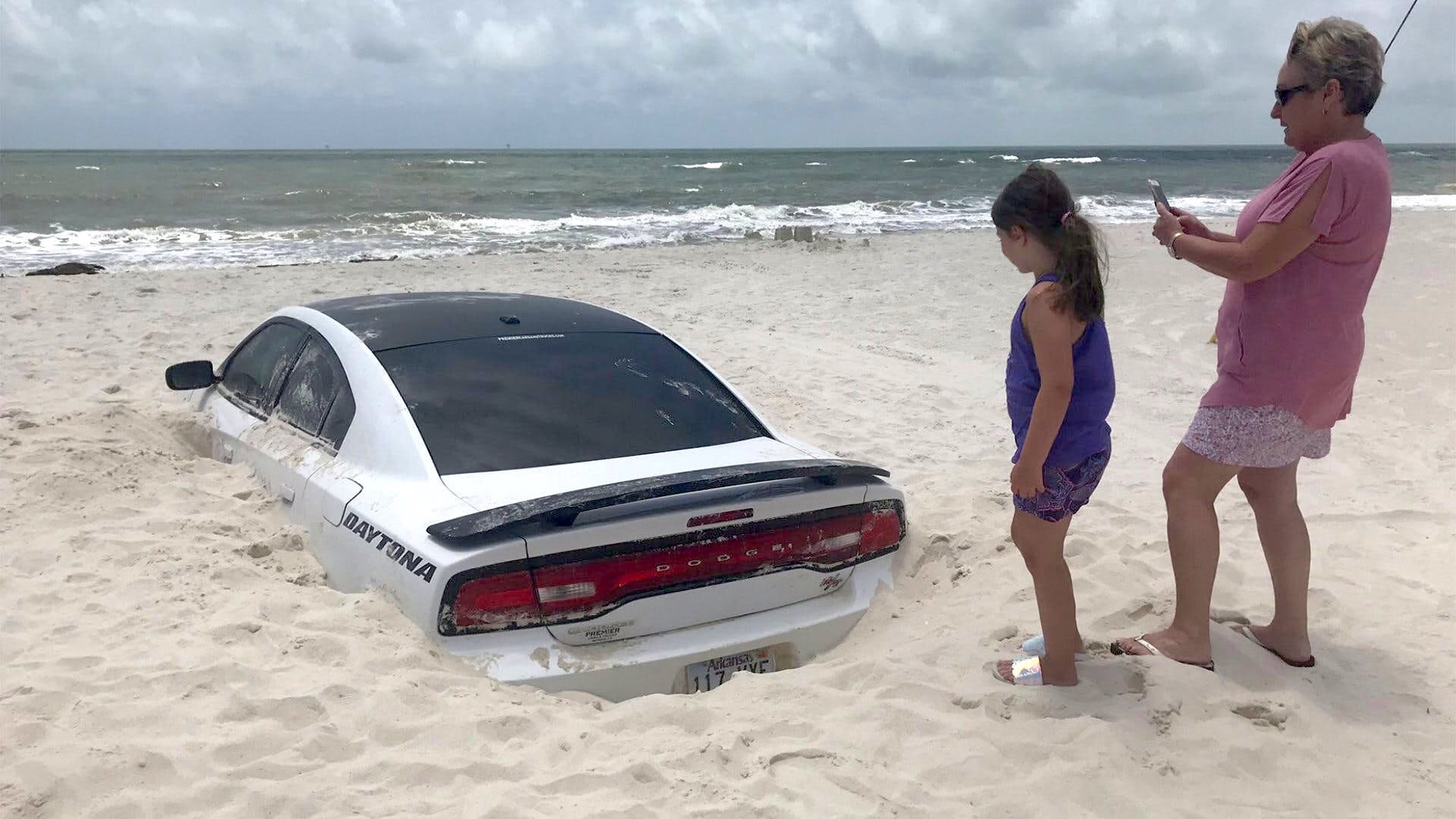 Ураган закопал Dodge Charger в песок
