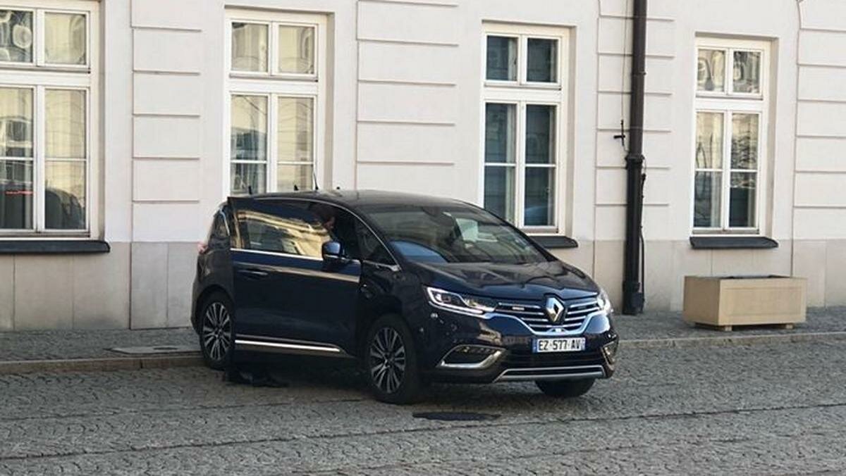Пуленепробиваемый Renault президента Франции сломался в Польше