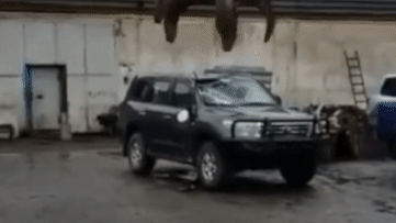 Пуленепробиваемый Toyota Land Cruiser попробовали расплющить краном. Не получилось