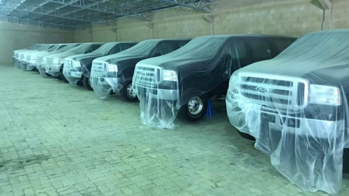 В Дубае обнаружены 10 новых внедорожников Ford, простоявших 15 лет