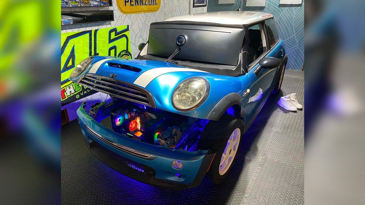 Хэтчбек MINI разобрали на части и превратили в гоночный симулятор