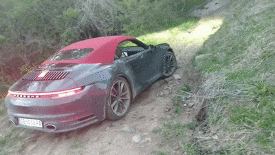 Посмотрите, как кто-то гоняет по бездорожью на новом Porsche 911