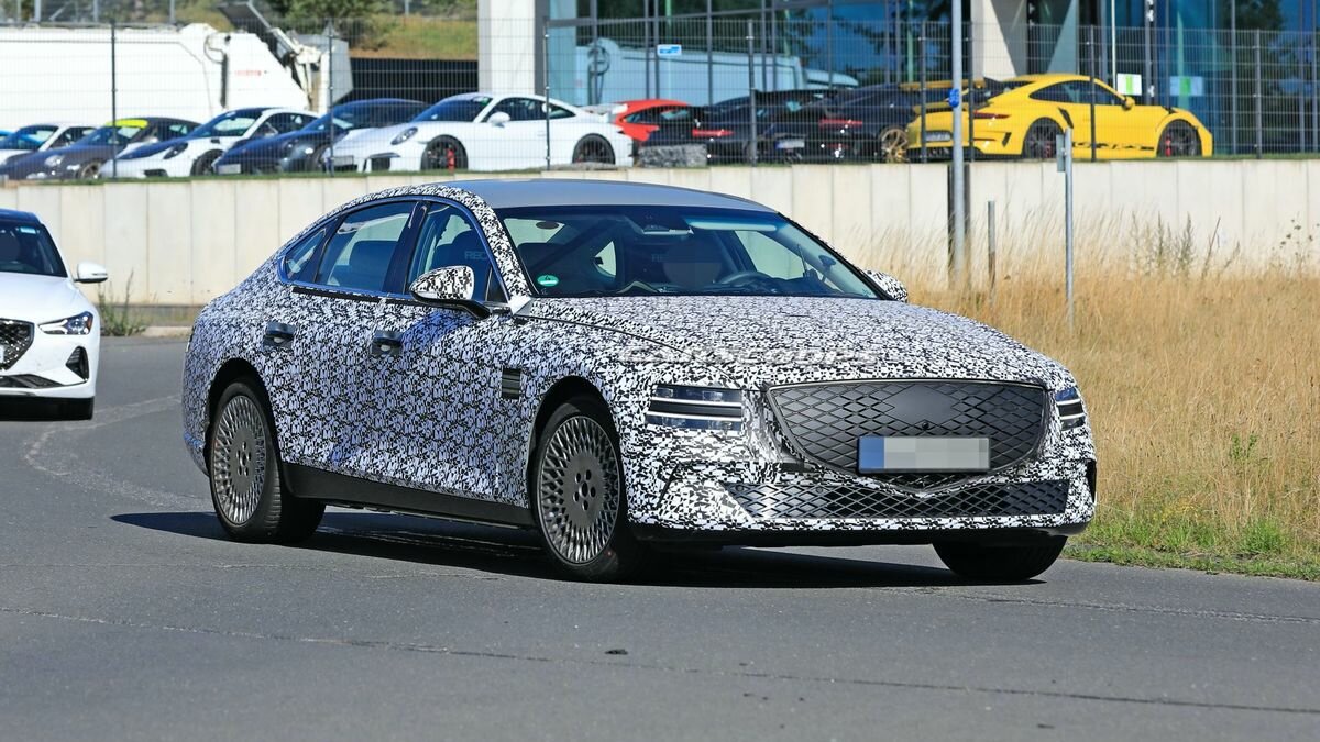 Электроверсию седана Genesis G80 сфотографировали на дороге