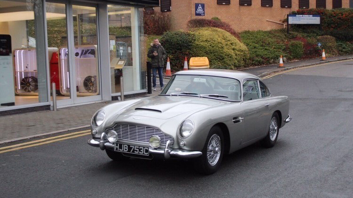 За помощь в поиске угнанного Aston Martin DB5 предложили награду в 1000 раз меньше его цены