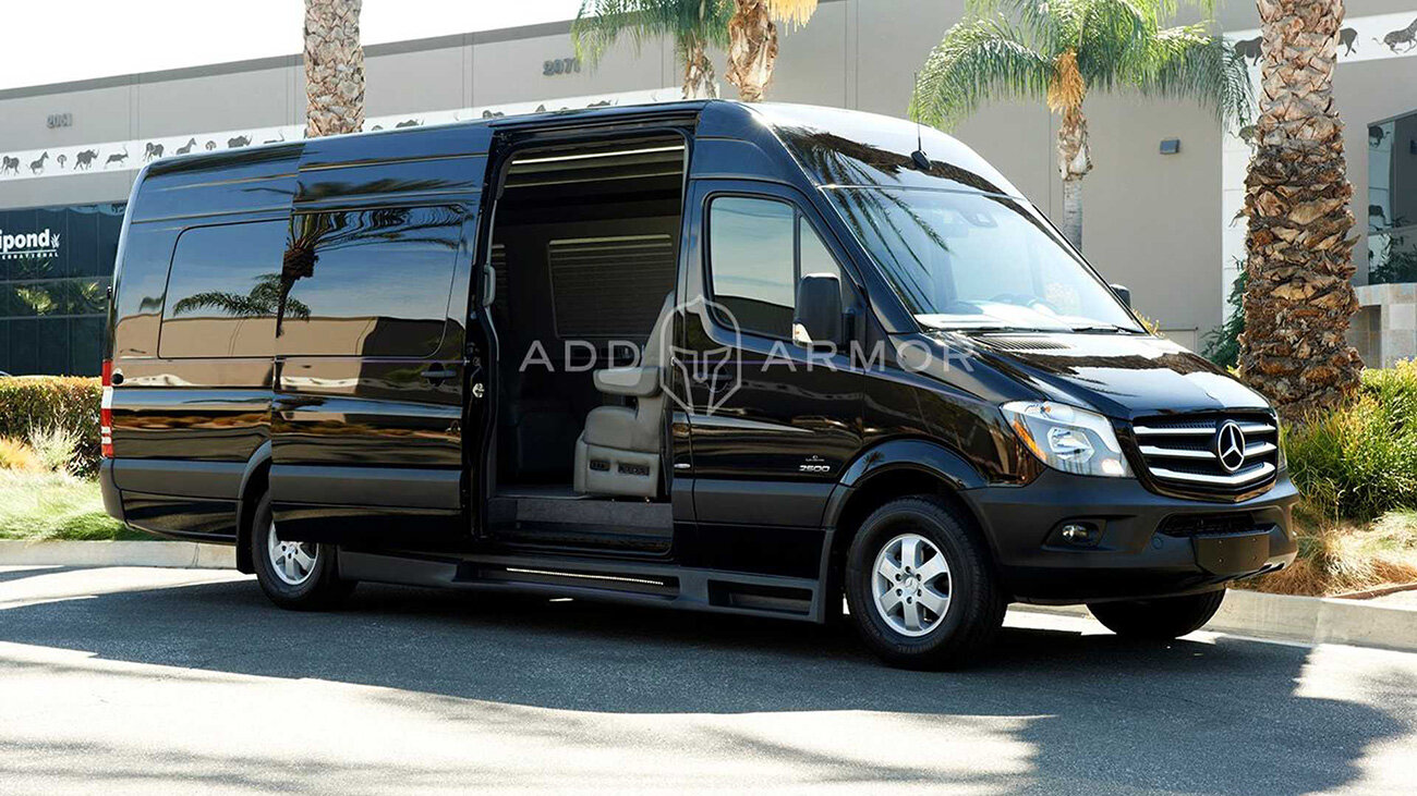 Mercedes-Benz Sprinter превратили в «мобильную комнату-сейф»