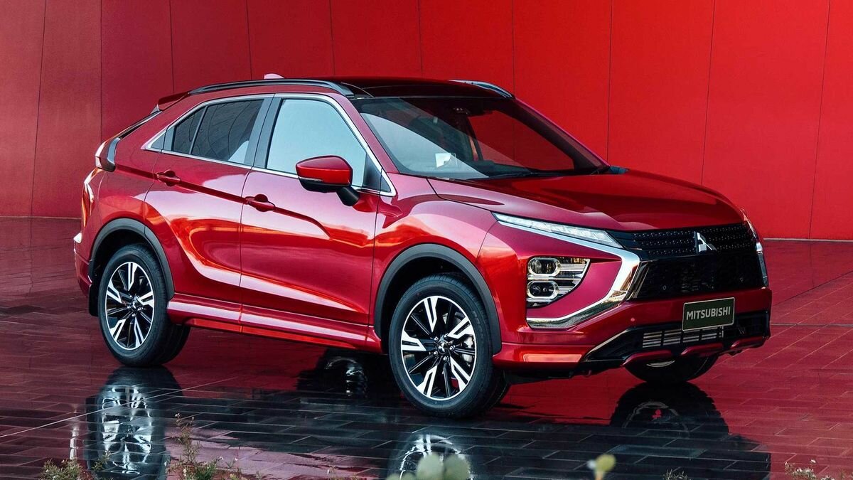 Mitsubishi показала рестайлинговый кроссовер Eclipse Cross. Он станет гибридом